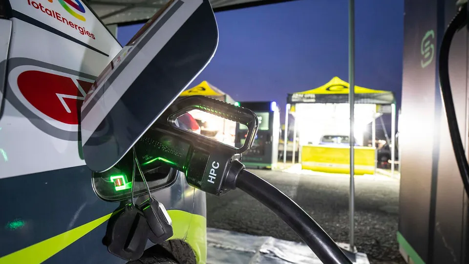 OPEL rivoluziona i rally elettrici con la ricarica mobile rapida e sostenibile di SCHALL-E