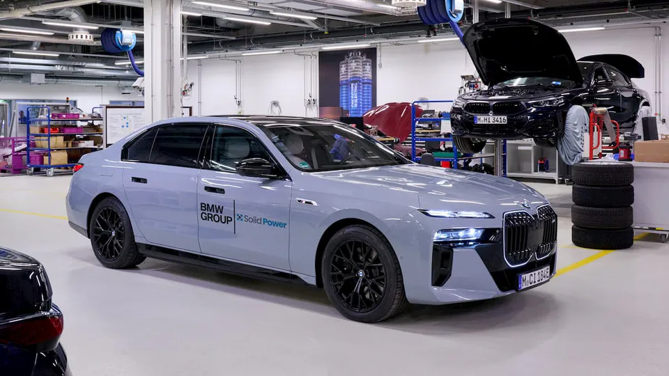 BMW testa le prime auto elettriche con batterie allo stato solido: autonomia più alta e costi ridotti