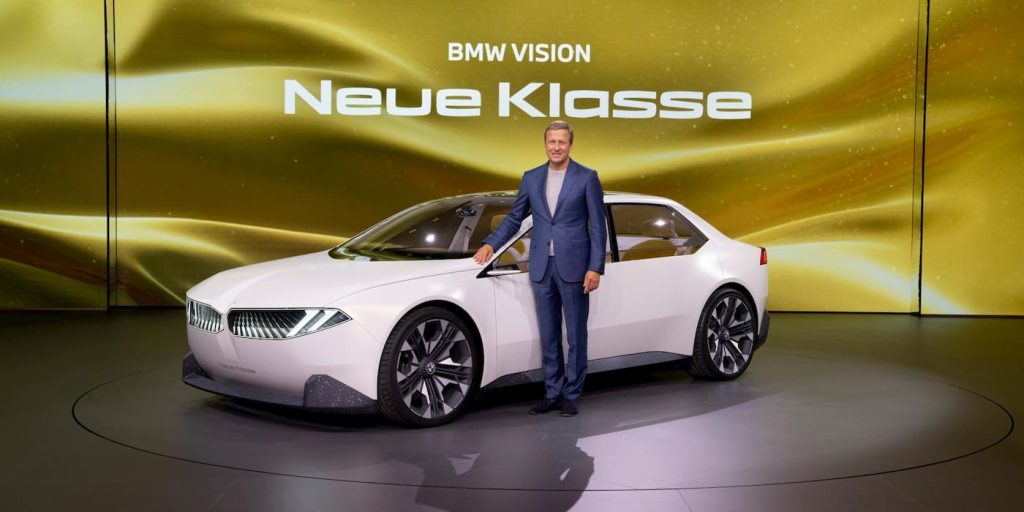 Oliver Zipse accanto a un prototipo Neue Klasse | Elettronauti.it