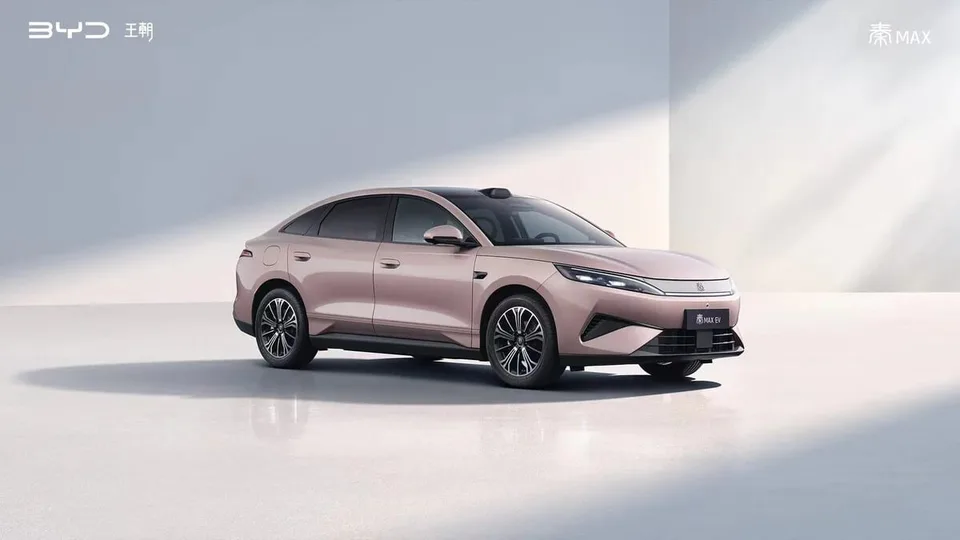 BYD lancia la Qin Max EV, la berlina che costa la metà di una Tesla Model 3
