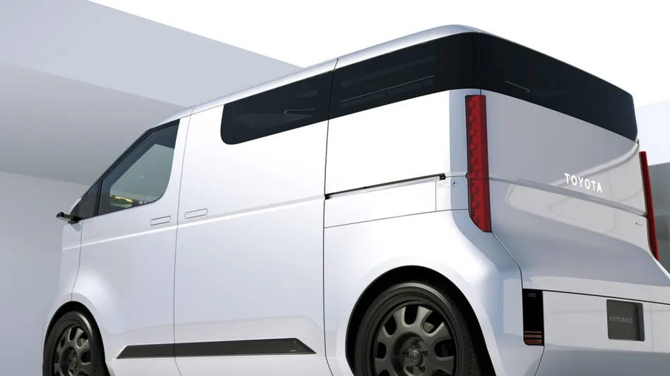 Il nuovo concept di furgone EV di Toyota è una scatola su ruote che viene dallo spazio