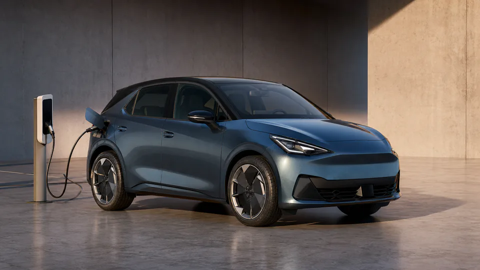 Cupra Raval Edge, versione d’ingresso della compatta elettrica con batteria da 37 kWh