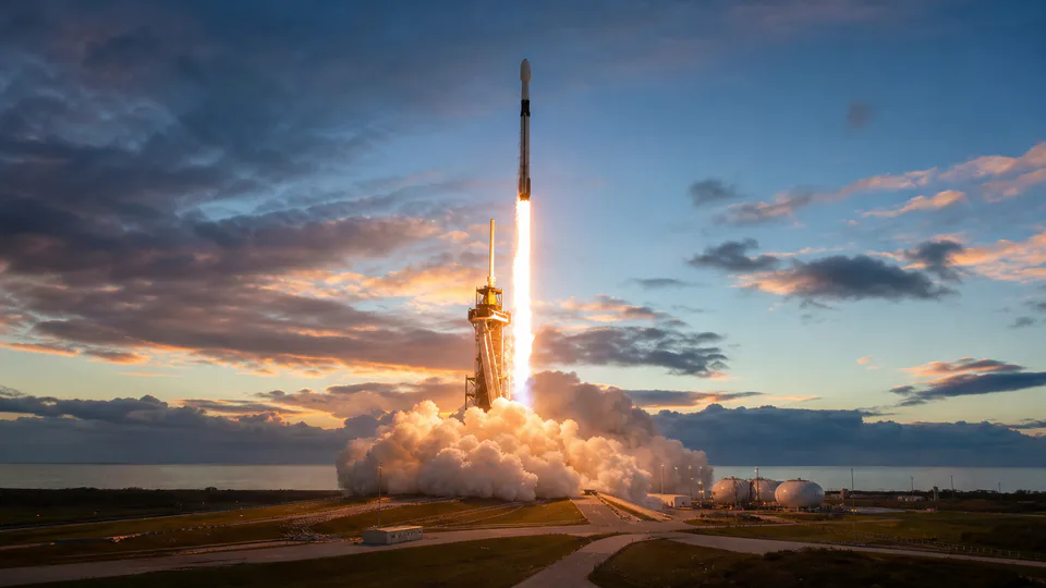 Il lancio della missione SpaceX Crew-13 con Falcon 9 e la navetta Dragon Grace diretta verso la ISS