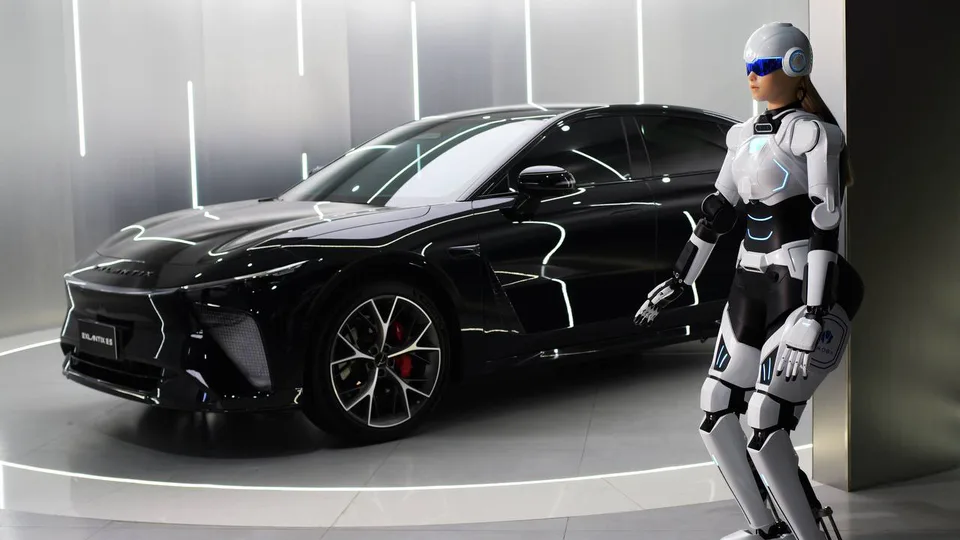 Robot umanoide accanto ad auto sportiva Chery in showroom