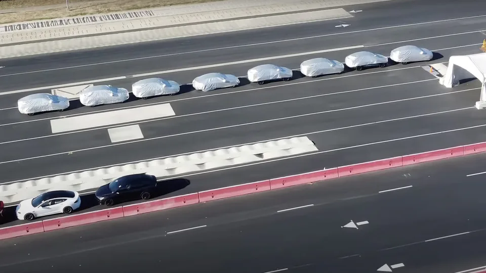 misteriosi veicoli Tesla a Fremont