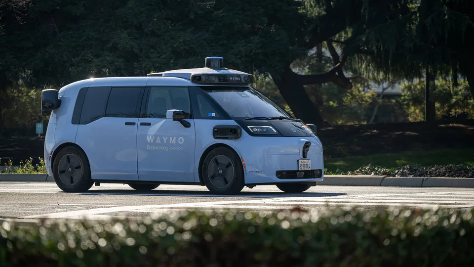 La nuova versione del robotaxi Waymo Ojai con finitura esterna e interni aggiornati